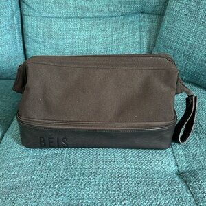 THE DOPP KIT IN BLACK Beis